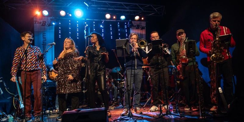 Zangeres gezocht voor 12 mans Funkband