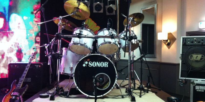 Drummer zoekt band