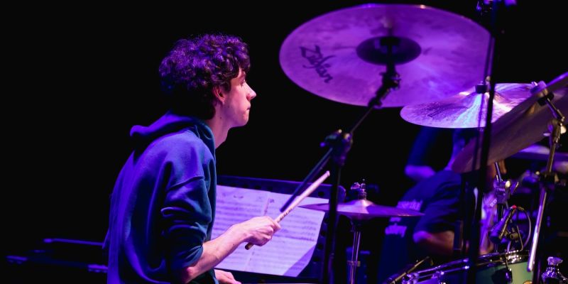 Enthousiaste jonge drummer onder de rivieren op zoek naar bandgenoten