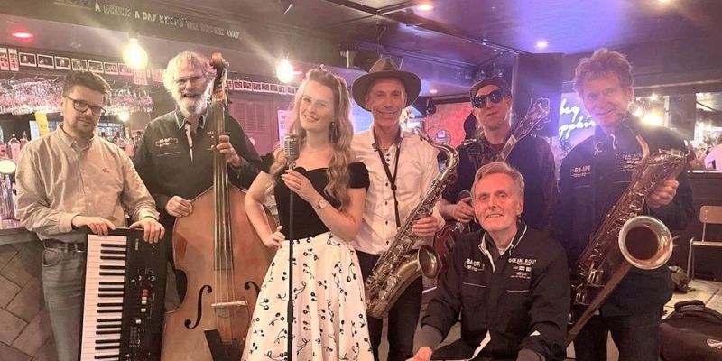 Ervaren allround (contra) bassist gezocht - Johnny en de Surfers